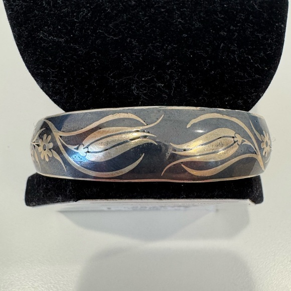 Jewelry - Turkish handmade tulip pattern sleek silver bracelet.